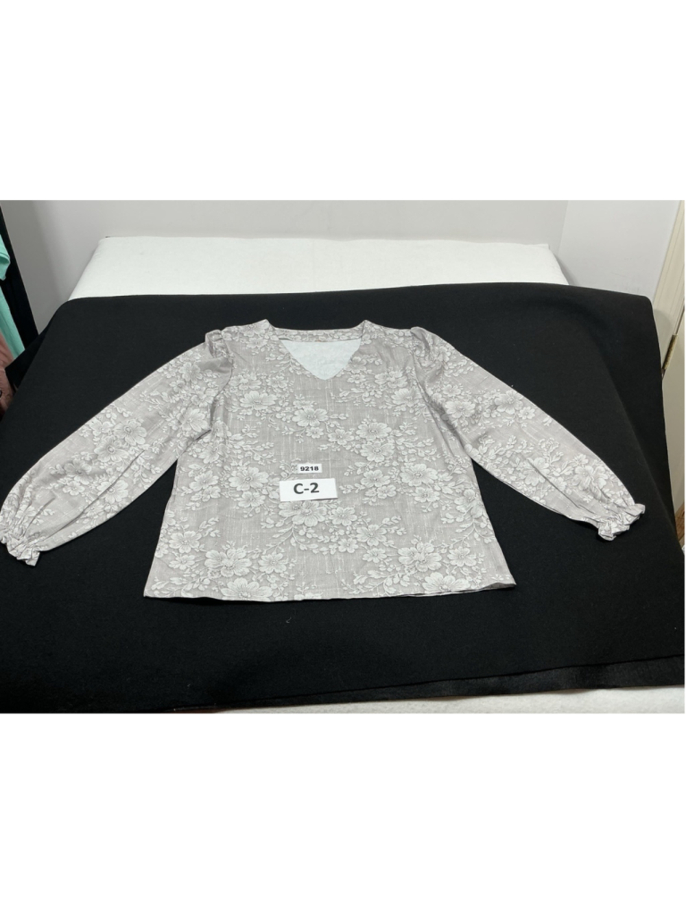 Womans Excellent Pullover Floral Blouse 2XL Taupe White Long Sleeve